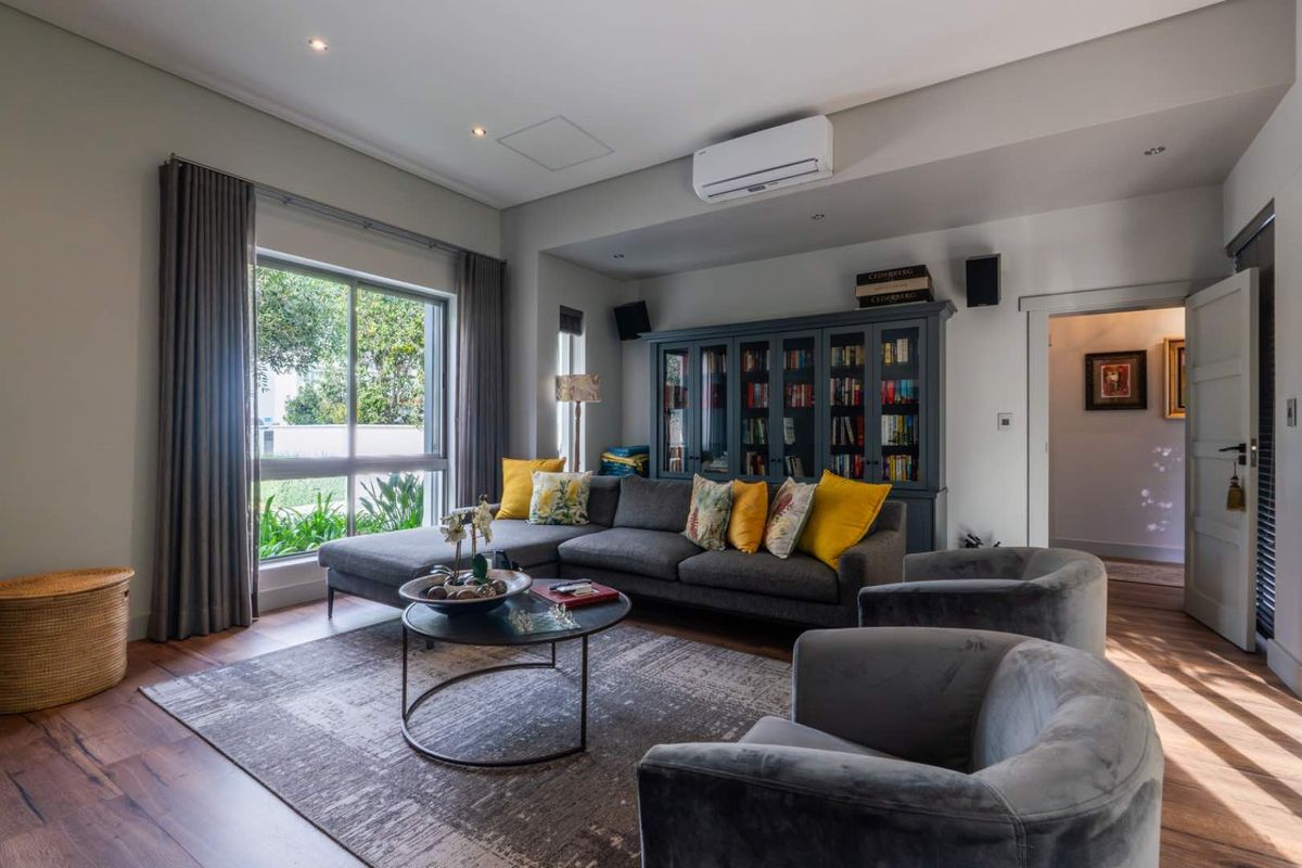Elegant Family Home in Secure Paarl Winelands Estate - Photo 4