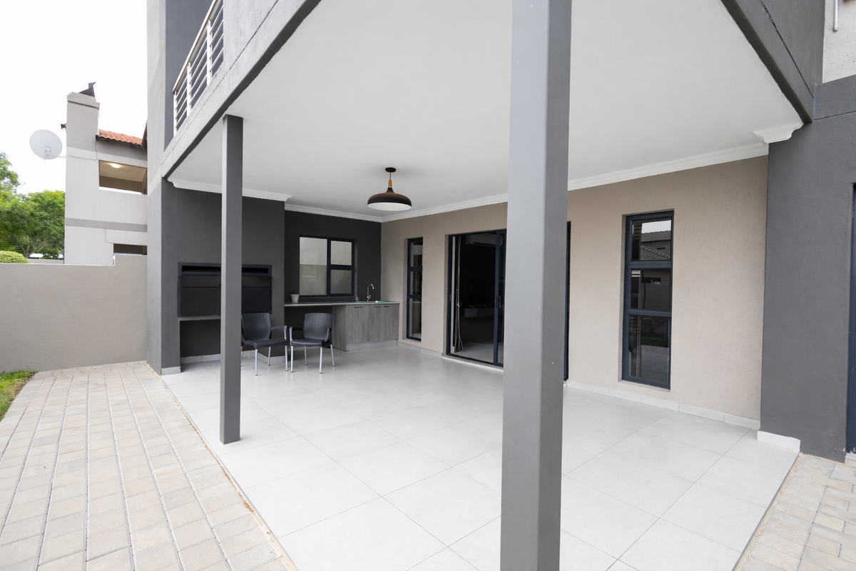 Spacious 4 Bedroom Double Story Home in Montana Village Estate - Photo 4