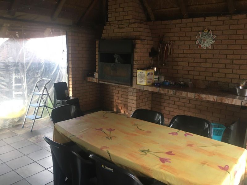 2 Seperate flats and a House on corner stand with two entrances. - Photo 8