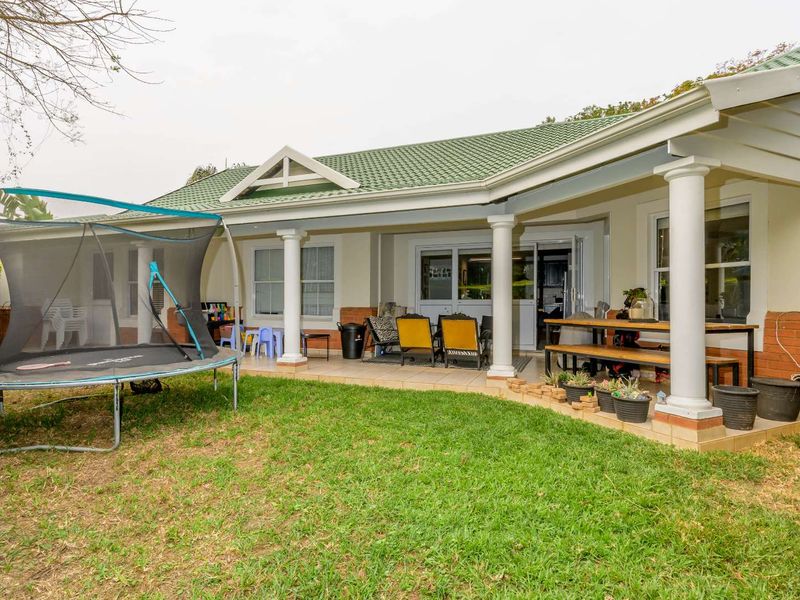 NEW ON MARKET. STUNNING 3 BED 2 BATH  HOME WITH LOFT EN SUITE - Photo 2