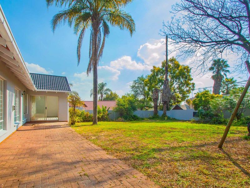 Spacious Fairfield Estate Home on 850m2 with Private Garden - Photo 5
