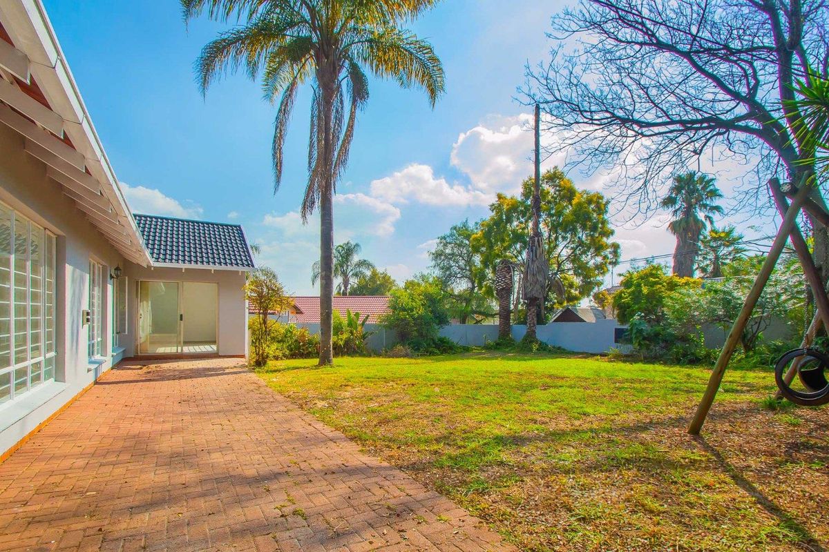 Spacious Fairfield Estate Home on 850m2 with Private Garden - Photo 5