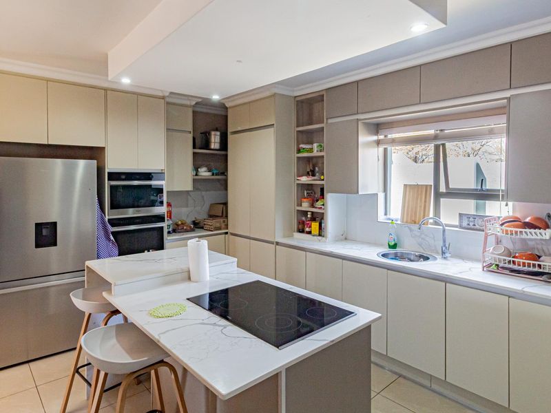 Luxury, Light & Space – Your Dream Home Awaits - Photo 9