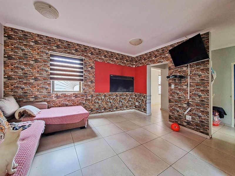 Narraville, Walvis Bay:  4 Bedr home is for sale - Photo 10