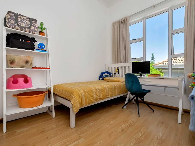 TOP FLOOR 2 BEDROOM APARTMENT FOR RENT IN BRYANSTON - Photo 10