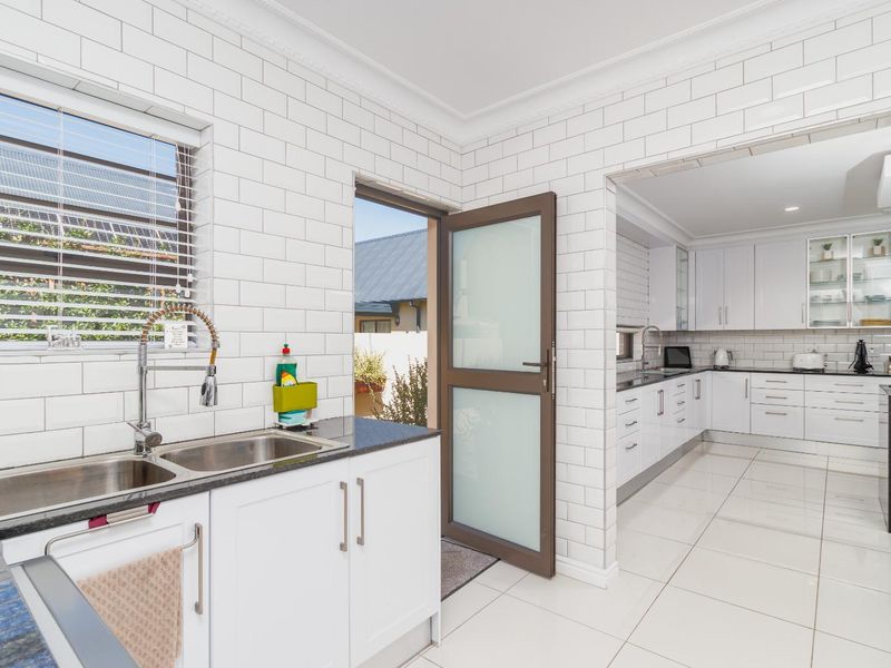 Elegant 3-Bedroom Home with Modern Finishes & Exceptional Features to Rent - Photo 6