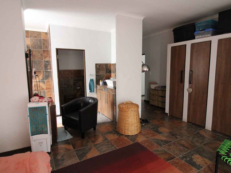 Sensational and Stylish open plan living close to schools. - Photo 10