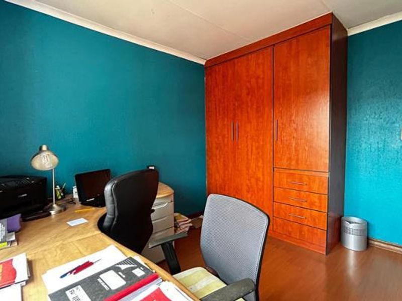 Grab this beautiful house - Photo 9