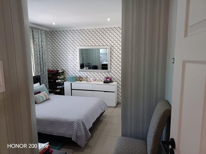 Spacious Freestanding Villa in Prime Montclair Location! NO LEVIES - Photo 8
