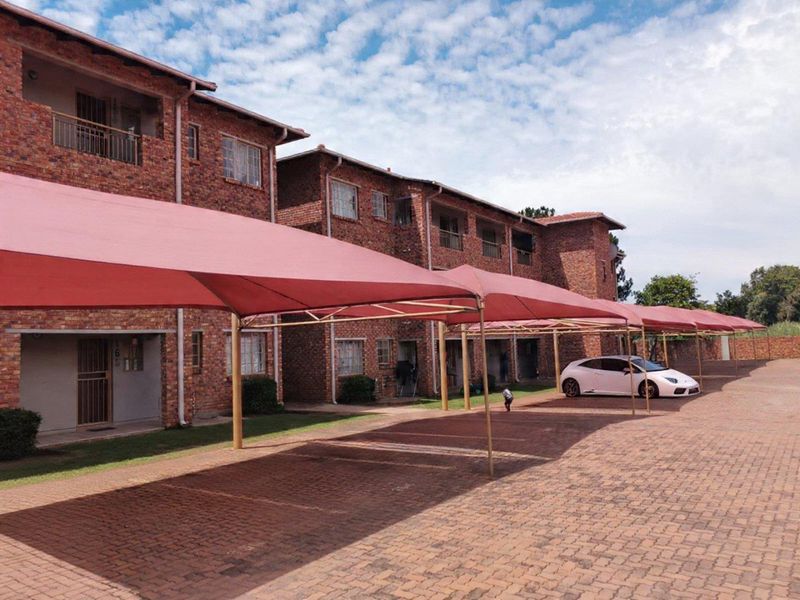 2 bed 2nd floor unit in 24h security complex - very looked after complex - Photo 10