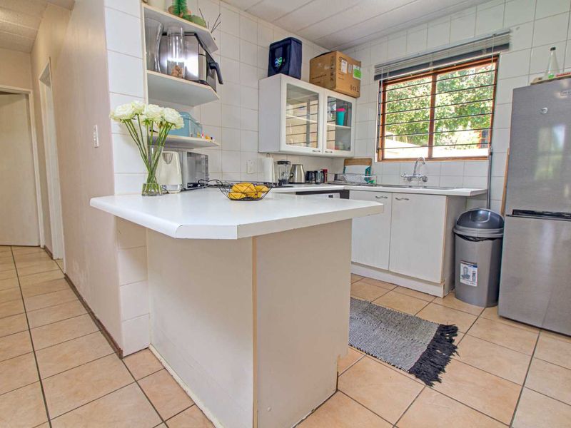 Tranquil Apartment Steps from Hoerskool Randburg! - Photo 4