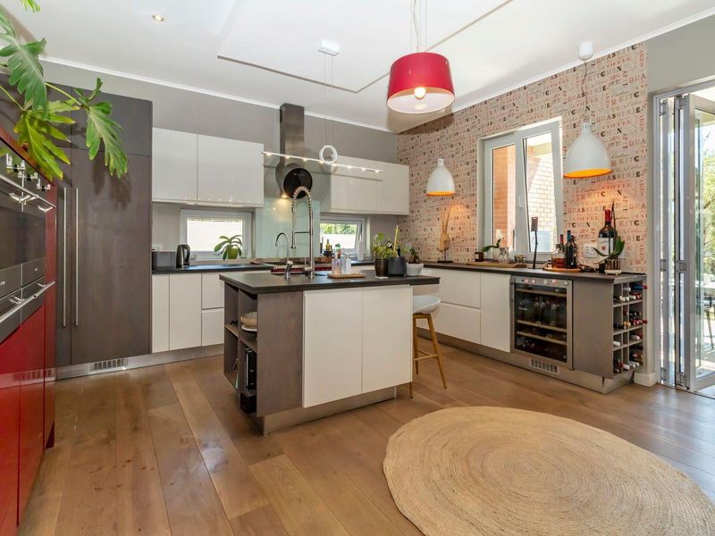 Classic modern day living in waterfall country estate - Photo 9