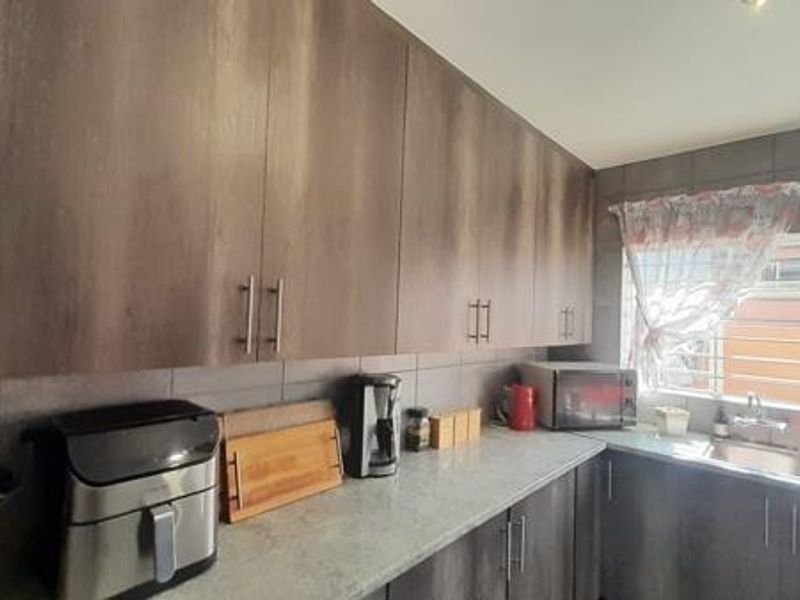 Secure, Stylish Living in Raceview - Photo 9