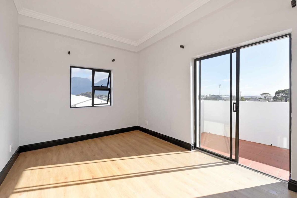 Where Comfort Meets Unforgettable Views - Photo 3