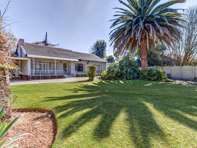 SUNNY FAMILY HOME WITH FULL SOLAR AND WATER BACK UP! - Photo 3