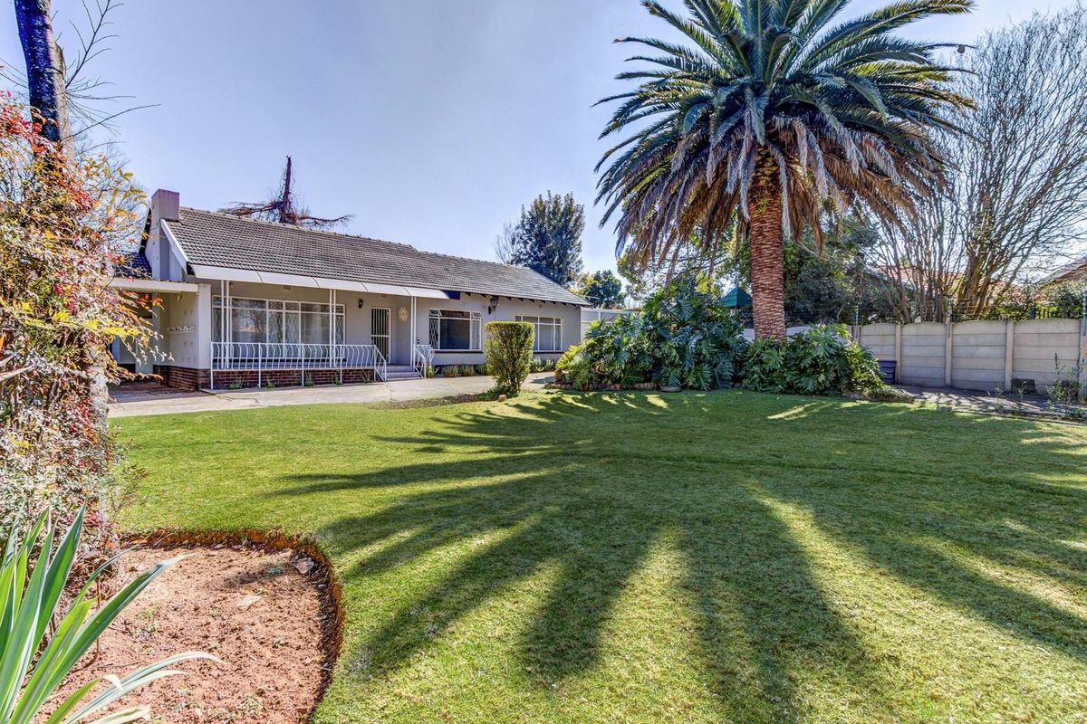 SUNNY FAMILY HOME WITH FULL SOLAR AND WATER BACK UP! - Photo 3