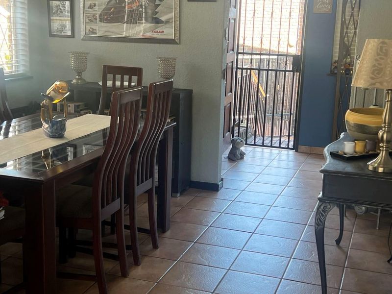 Lock up and go at the next level. Security access complex in the heart of Brackenhurst. - Photo 10