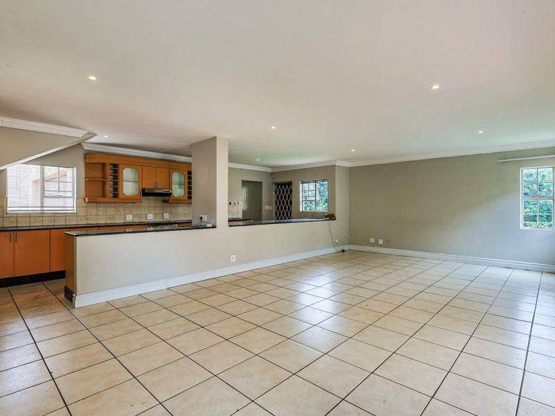 Charming 3-Bedroom House in Equestria with Spacious Yard. - Photo 8