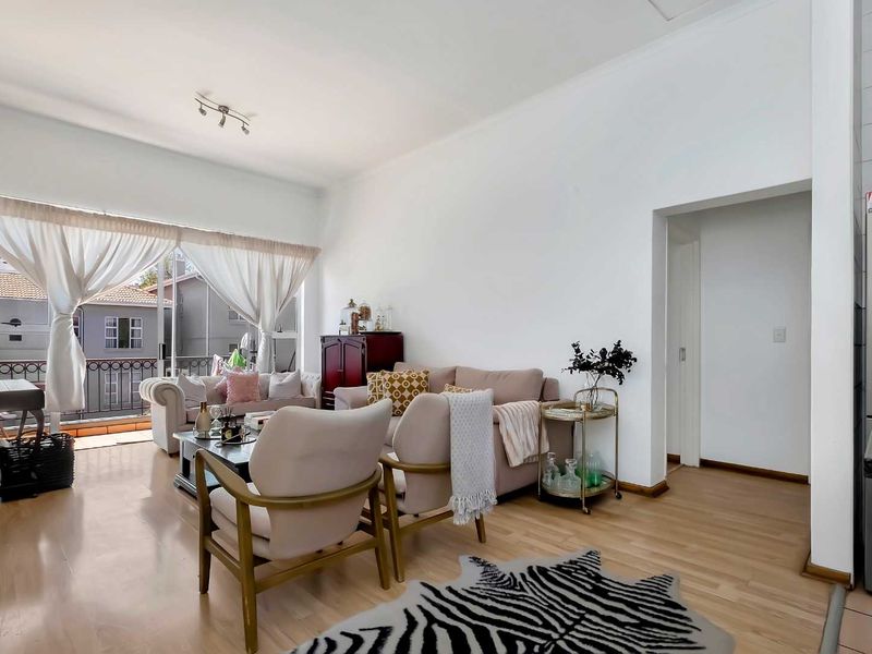 TOP FLOOR 2 BEDROOM APARTMENT FOR SALE IN BRYANSTON - Photo 2