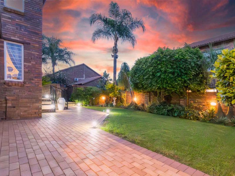 AN OASIS TO CALL HOME FOR THE LARGE FAMILY - Photo 4