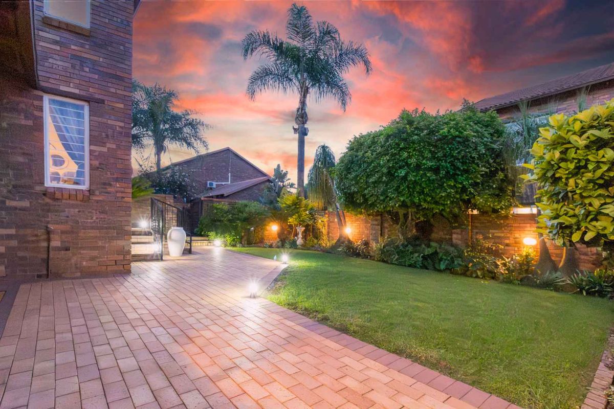 AN OASIS TO CALL HOME FOR THE LARGE FAMILY - Photo 4