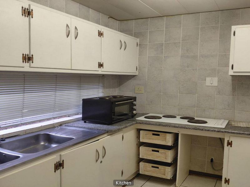 Perfect Starter Home: 2-Bedroom Townhouse in Westdene - Photo 2