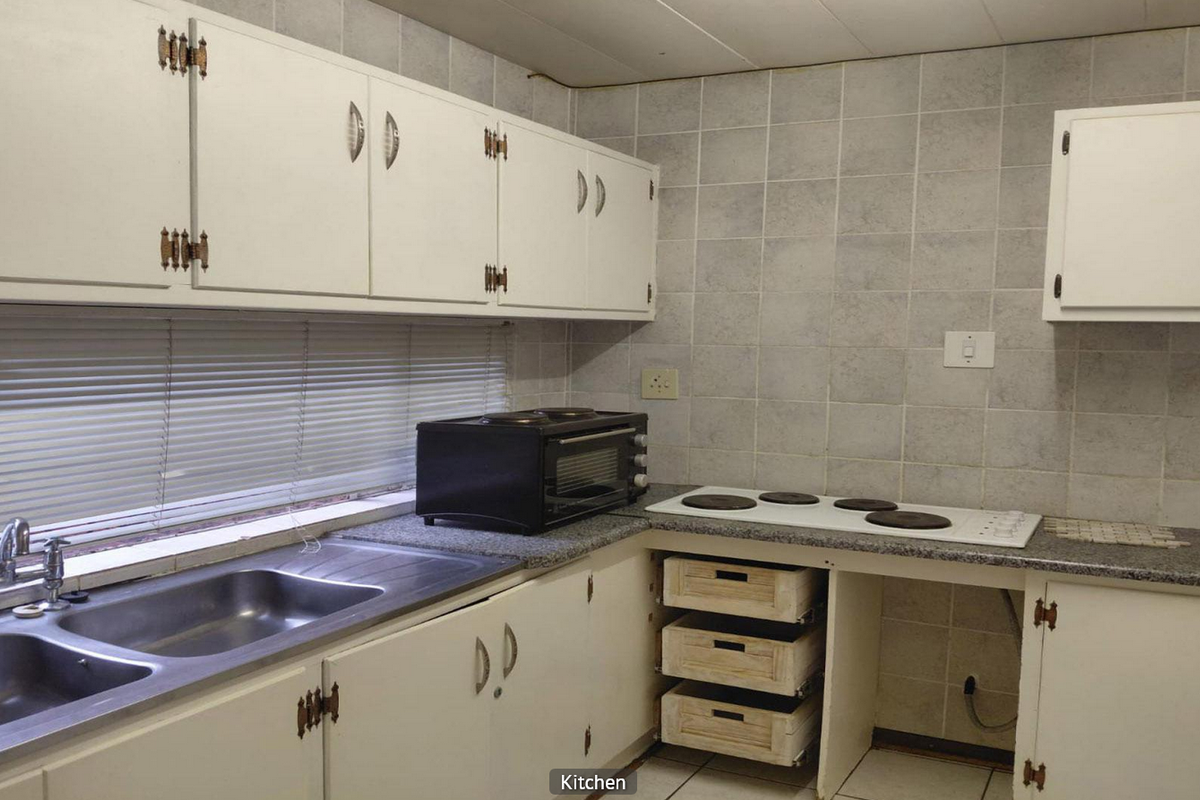 Perfect Starter Home: 2-Bedroom Townhouse in Westdene - Photo 2