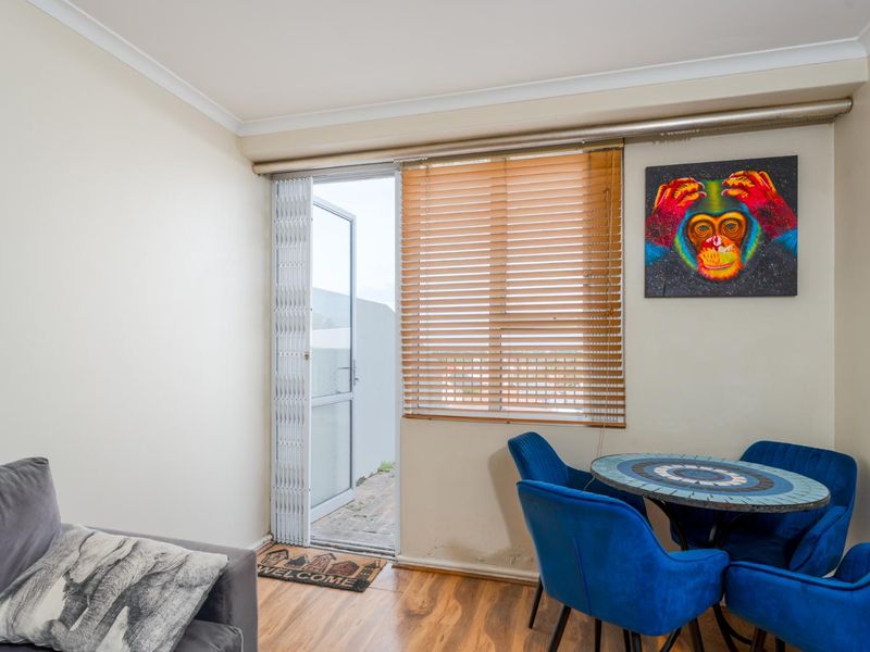 2 Bedroom Apartment For sale in Wynberg - Photo 6