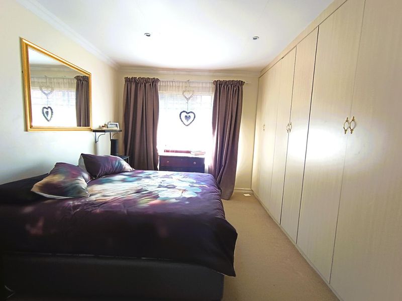 Stylish Duet Living with Private Entrance & Entertainer’s Delight - Photo 9