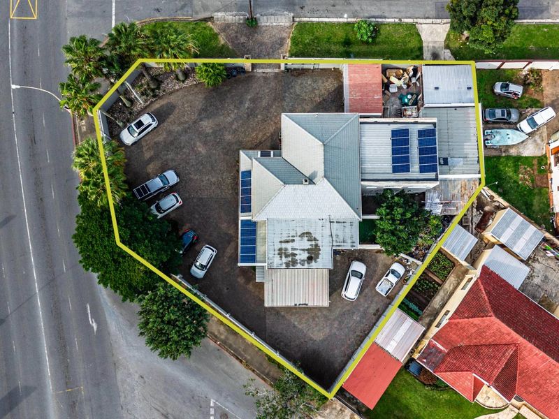 Corner commercial property perfectly located on Devereaux Avenue - Photo 4