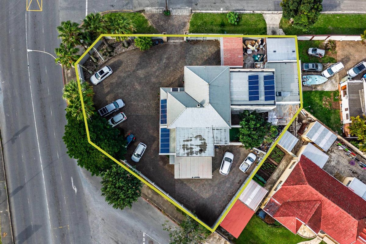 Corner commercial property perfectly located on Devereaux Avenue - Photo 4