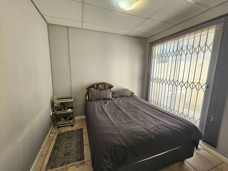 Lovely 2 Bed 1 Bath Apartment with private Stoep area and open plan living area with kitchenette - Photo 6