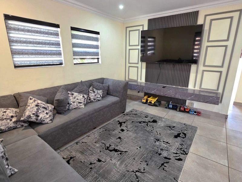 4 Bedroom 3 Bathroom Family Home in Melodie For Sale  R 2 850 000 - Photo 2