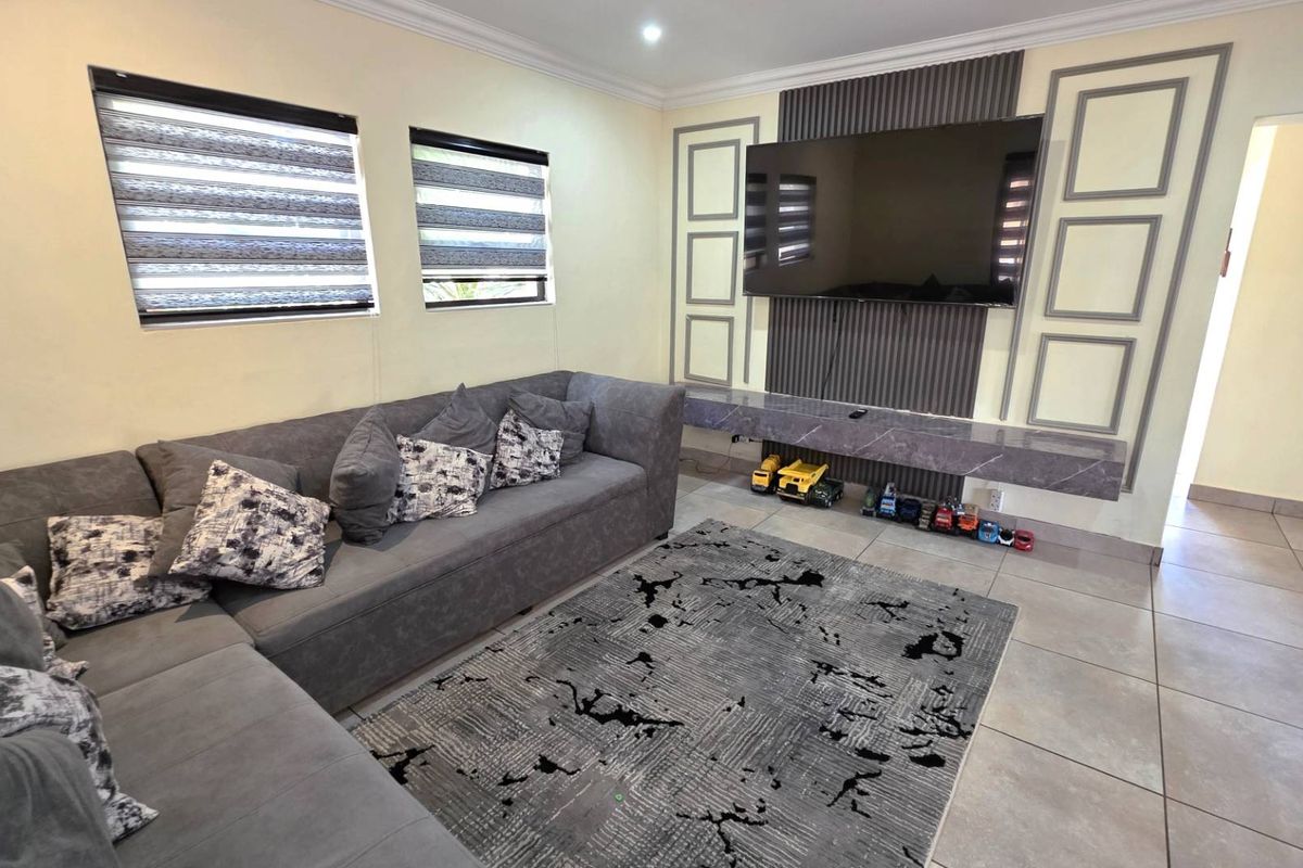 4 Bedroom 3 Bathroom Family Home in Melodie For Sale  R 2 850 000 - Photo 2