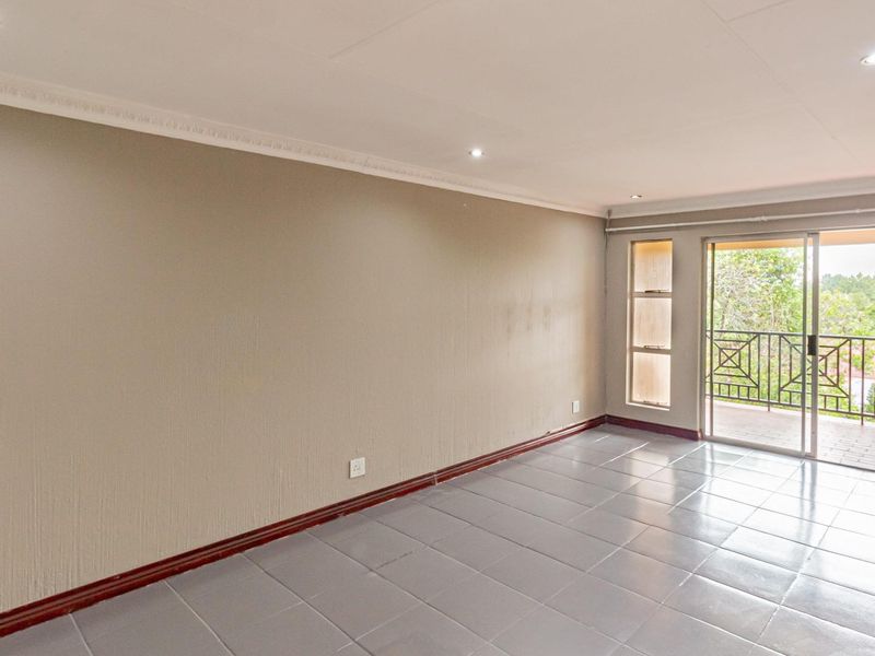 Spacious Two-Bedroom Apartment in a Secure Bryanston Estate - Photo 4