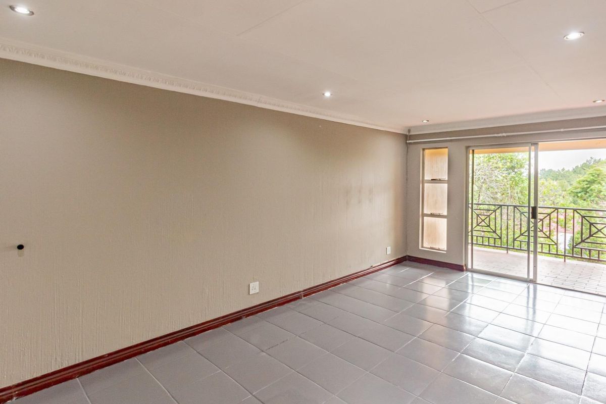 Spacious Two-Bedroom Apartment in a Secure Bryanston Estate - Photo 4