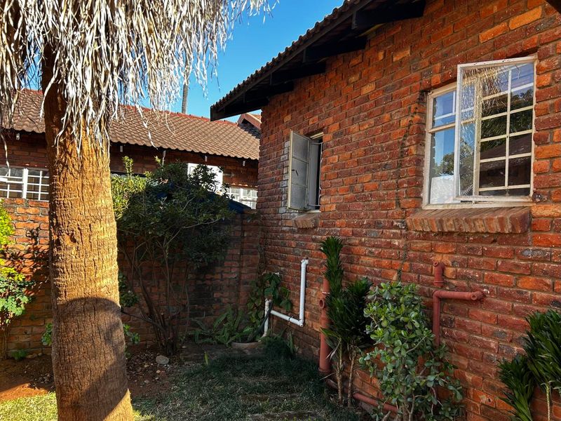 Cozy & Secure: 2-Bedroom Gem with Open-Plan Living, Covered Stoop & Garden Care! - Photo 10