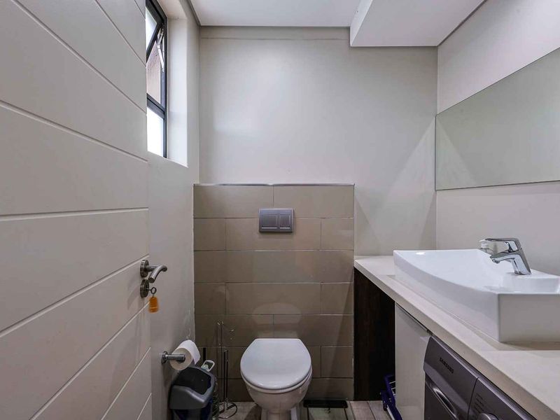 Modern 2-Bedroom Apartment with Rooftop Braai Area - Photo 4