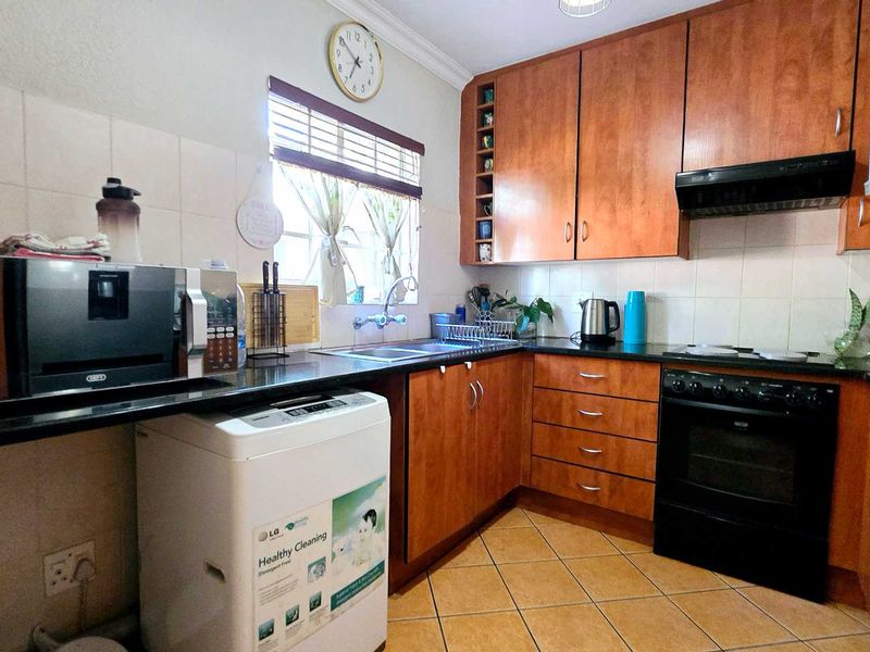 Charming 2-Bedroom Home in Secure, Pet-Friendly Complex - Photo 9