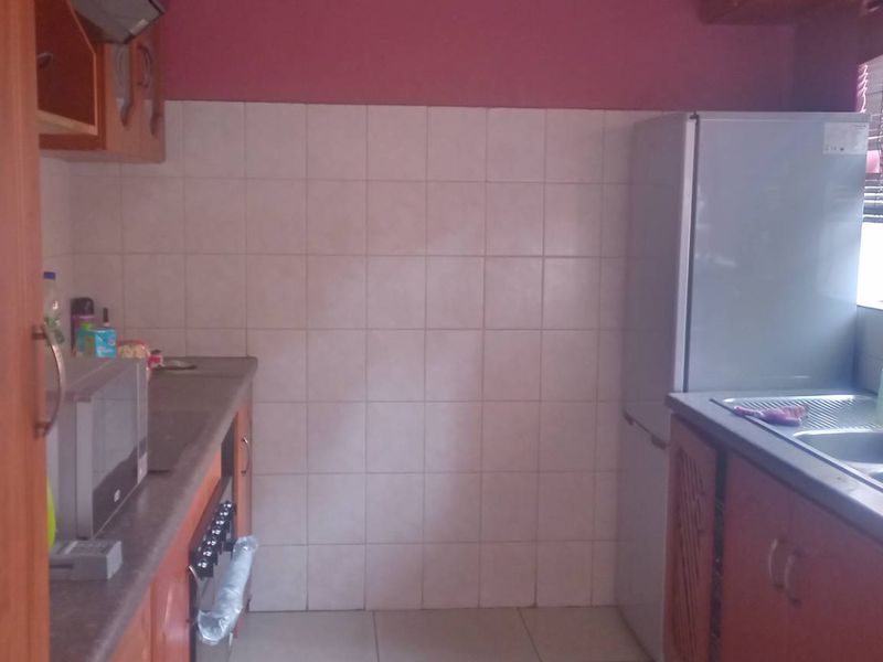 "Silverton Comfort: 2-Bed Apartment with Security & Spacious Living!" - Photo 3