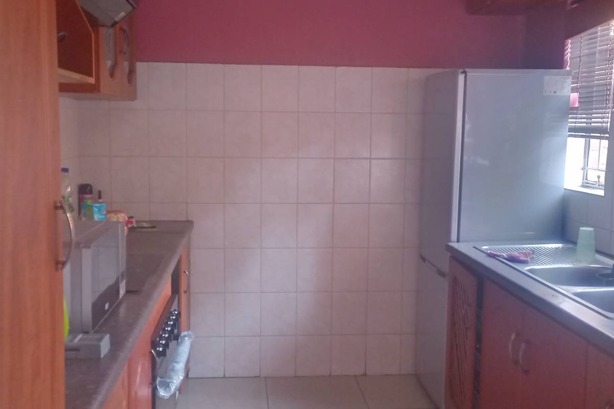 "Silverton Comfort: 2-Bed Apartment with Security & Spacious Living!" - Photo 3