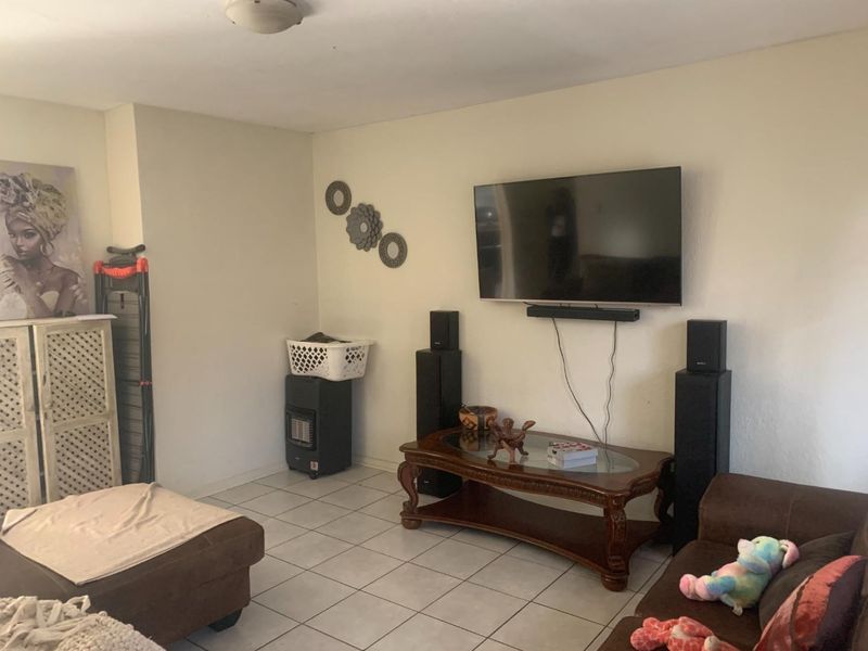 Spacious 2-Bedroom Apartment for Sale in Turffontein - Photo 5