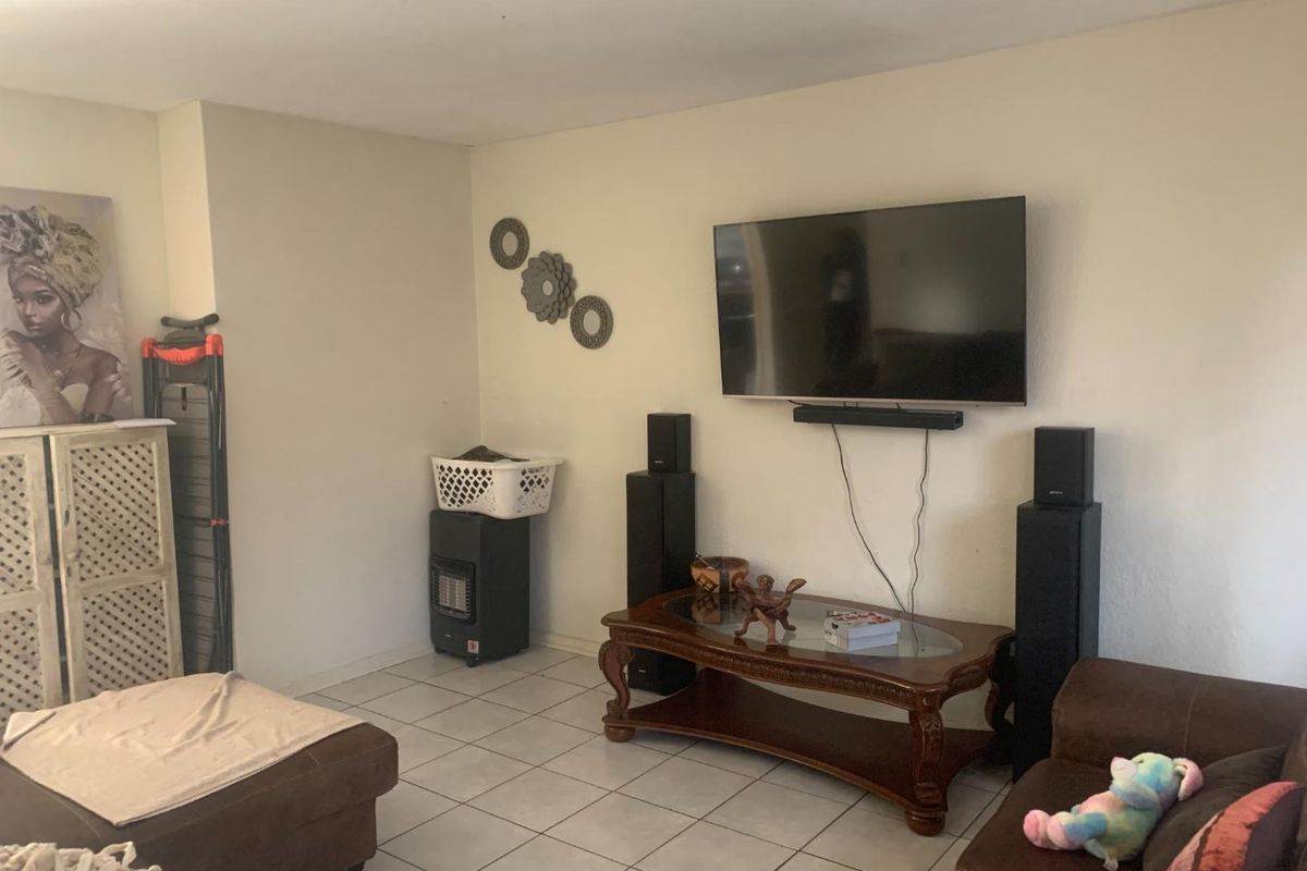 Spacious 2-Bedroom Apartment for Sale in Turffontein - Photo 5