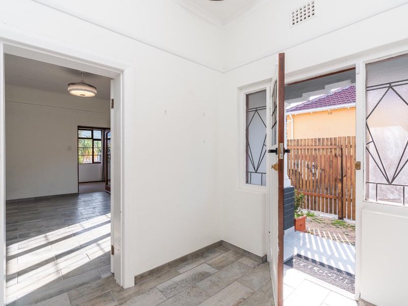 Large Family Home with Table Mountain Views in Little Mowbray. - Photo 4
