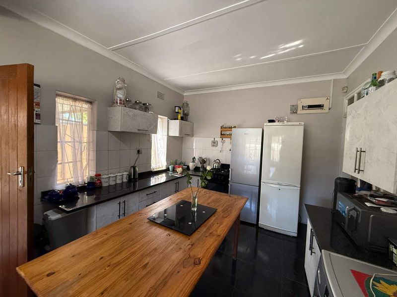 Three bedroom family home - Photo 8