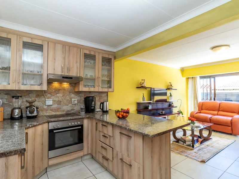 3 Bedroom, 2 bathroom House for Sale in Cosmo City - Photo 4