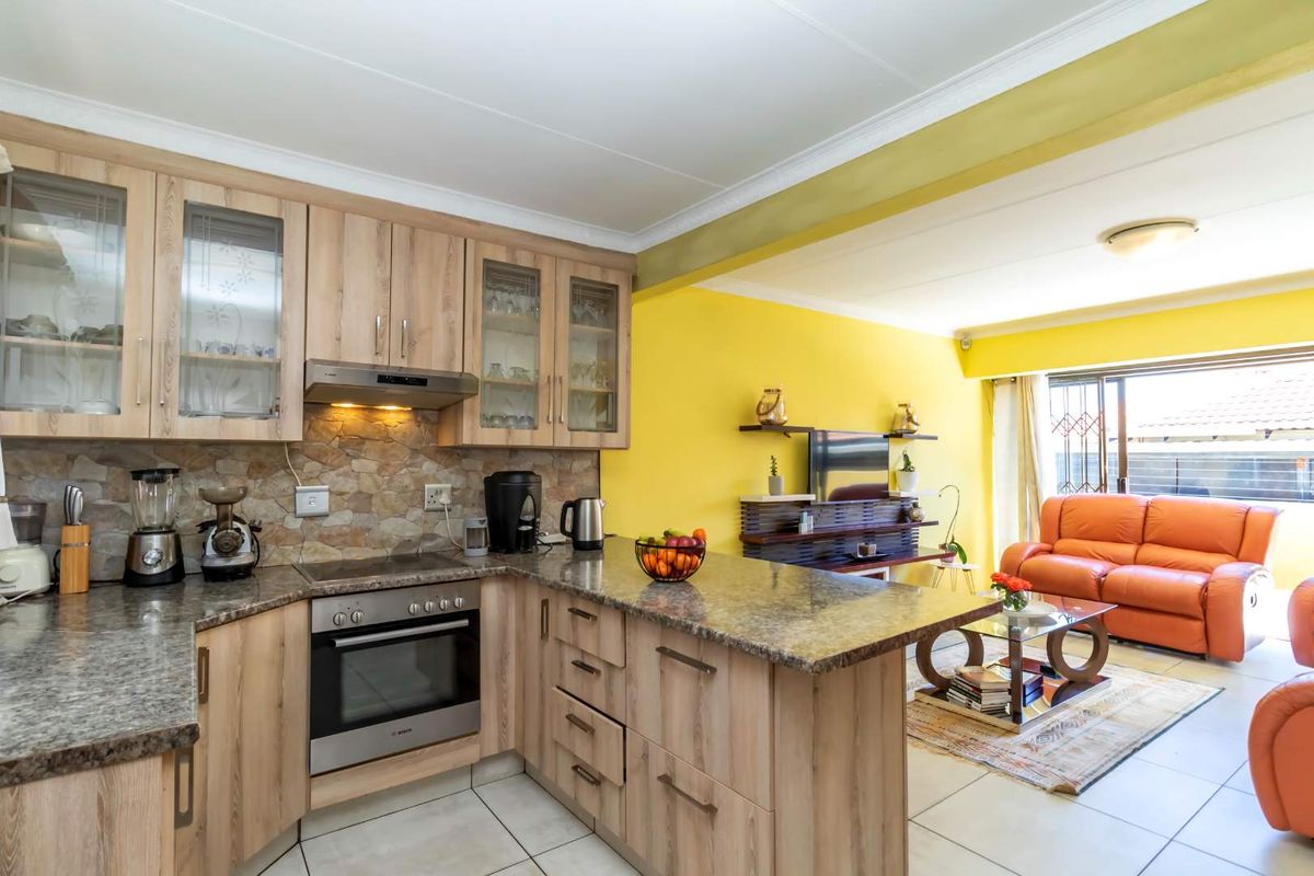 3 Bedroom, 2 bathroom House for Sale in Cosmo City - Photo 4