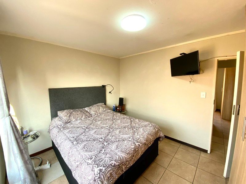 Beautiful newly painted simplex - Photo 10