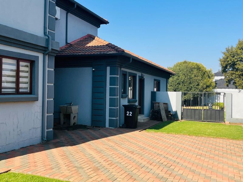 Beautiful family home in secure lifestyle estate - Photo 4