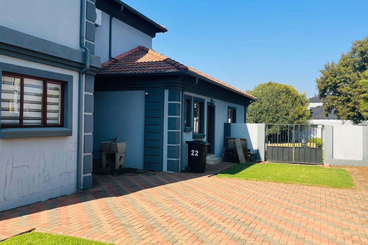 Beautiful family home in secure lifestyle estate - Photo 4
